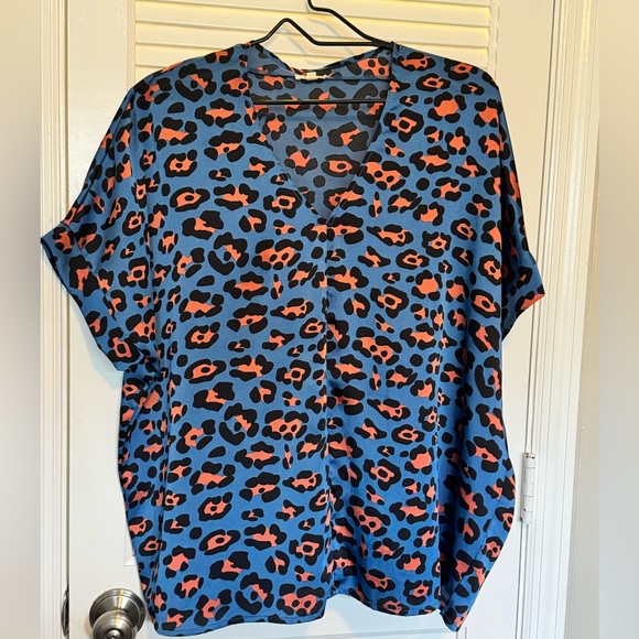 JODIFL Tops - JODIFL Vibrant Leopard Print Top